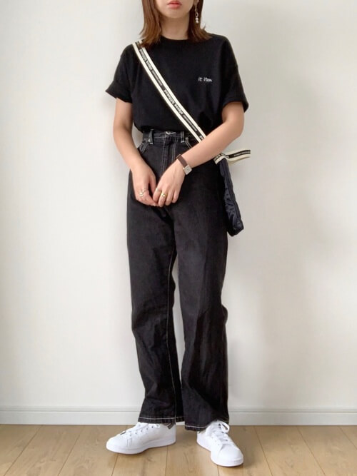 黒のTシャツ×ブラックデニム×白のスニーカー×ショルダーバッグ
