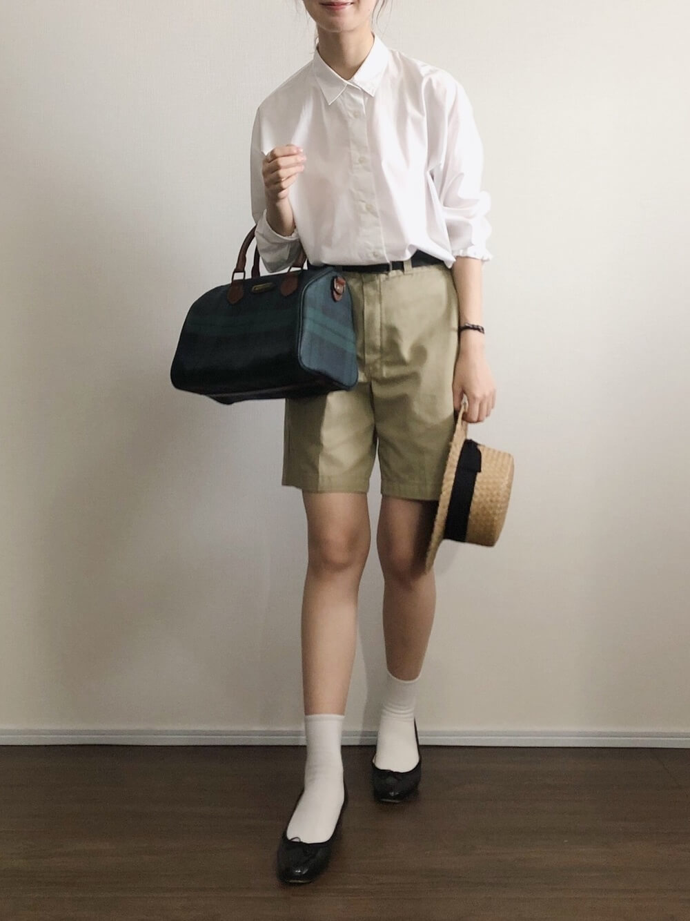 カンカン帽×白のシャツ×ベージュのショートパンツ×黒のパンプス