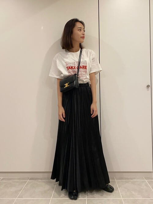 白tシャツのレディースコーデ24選 大人な着こなし方とおすすめの白tシャツを紹介 レディースコーデコレクション