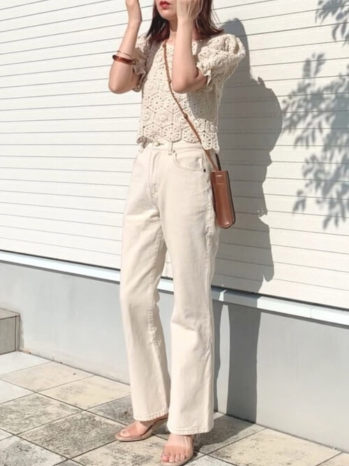ベージュのクロシェ編みニット×白のデニムパンツ×ベージュのサンダル×ミニショルダーバッグ