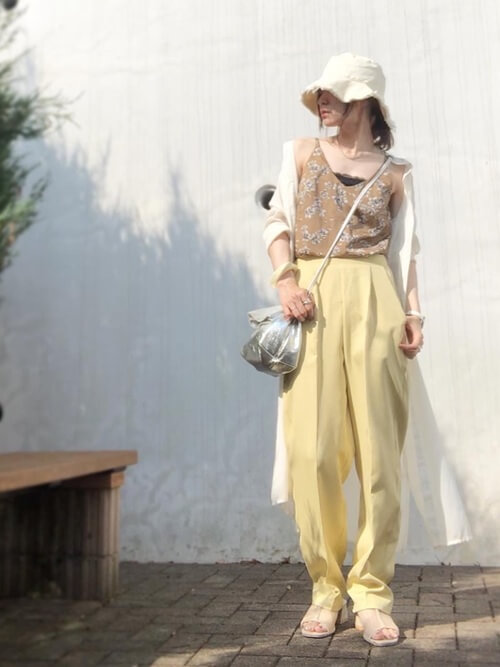 花柄キャミソール×白シャツワンピ×黄色スラックス×シアーサンダル