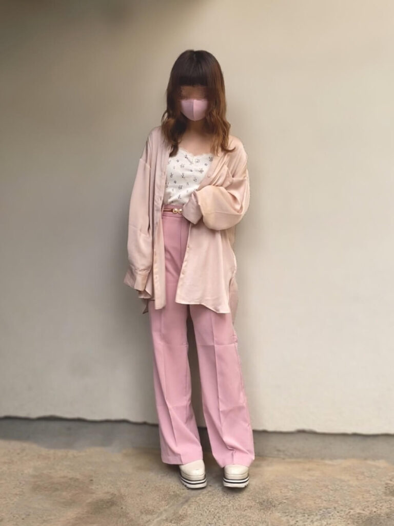 花柄キャミソール×ピンクのノーカラーシャツ×ピンクのワイドスラックス