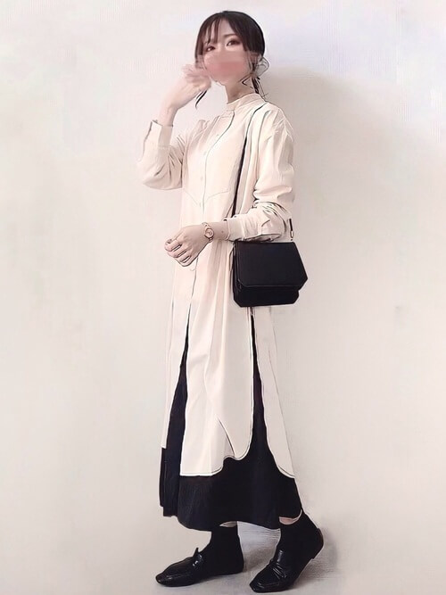 スリットトップス×黒のスカート×黒のローファー