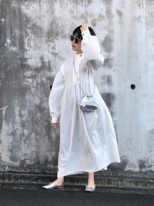 白のバンドカラーワンピース×シルバーのパンプス×ミニショルダーバッグ