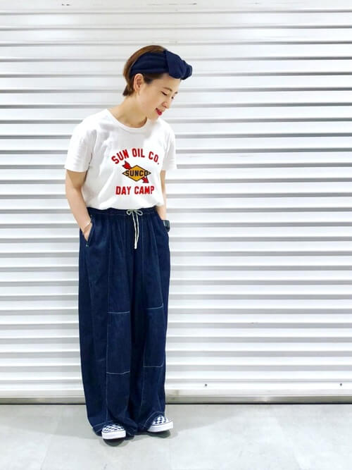白のロゴTシャツ×ワイドデニムパンツ×ネイビーのスリッポン