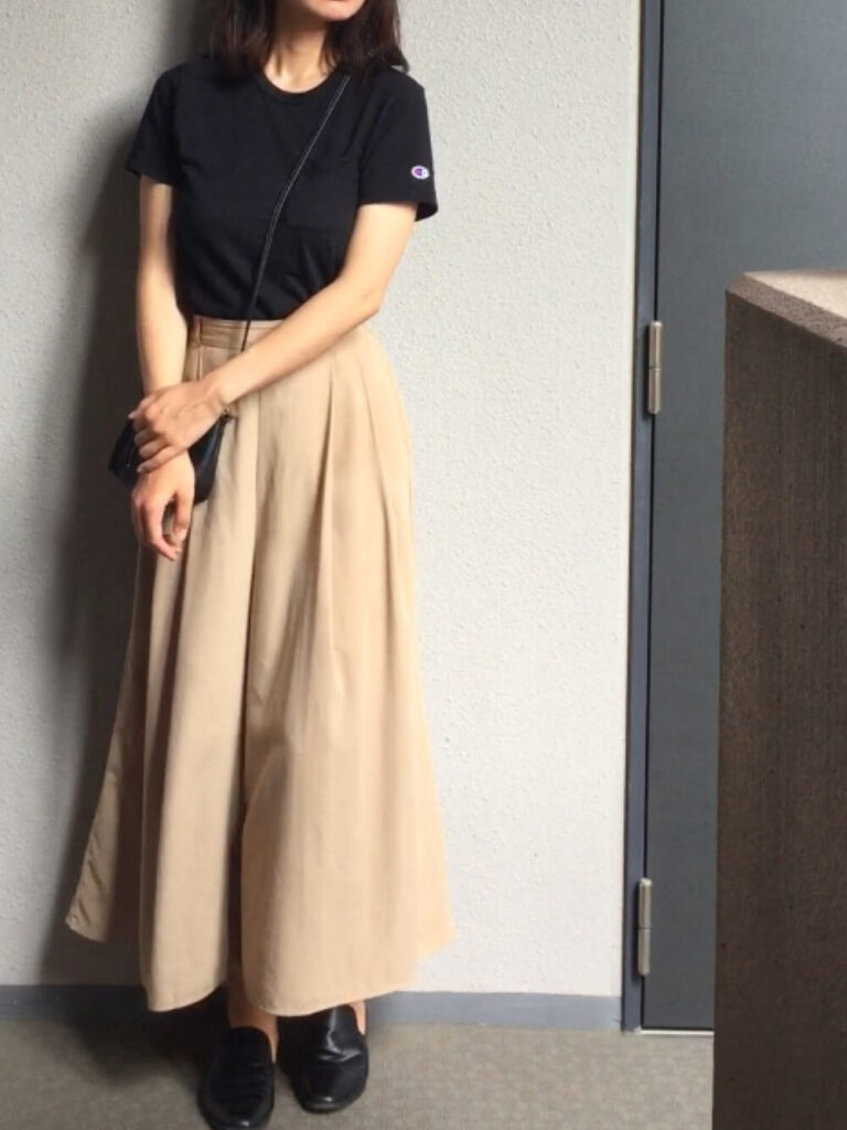 黒のTシャツ×黒のフラットシューズ×ベージュスカンツのコーデ