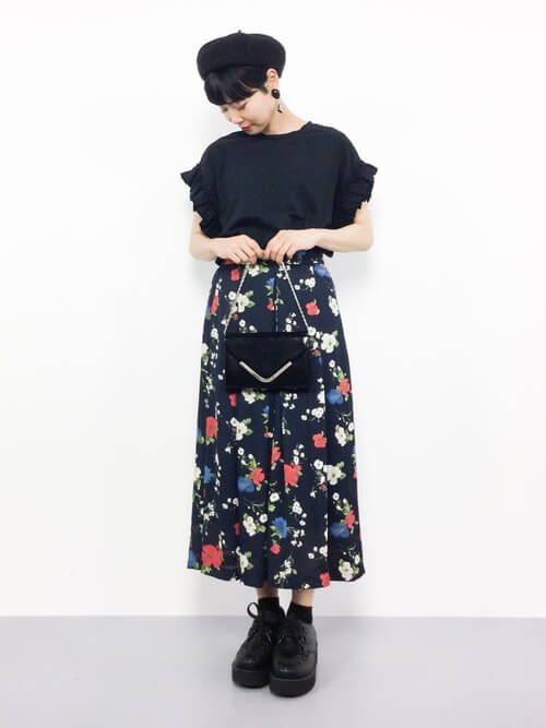 花柄のスカーチョ×黒のフリルカットソー×ショートブーツ