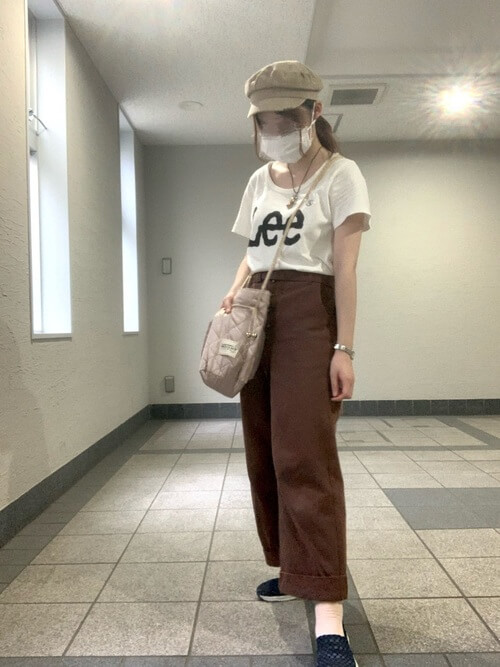 白のロゴTシャツ×ブラウンのパンツ×ベージュのキャスケット×ネイビーのスリッポン