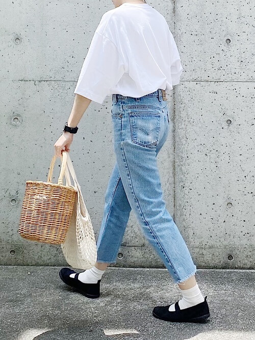 黒のスリッポン×白のTシャツ×デニムパンツ×かごバッグ