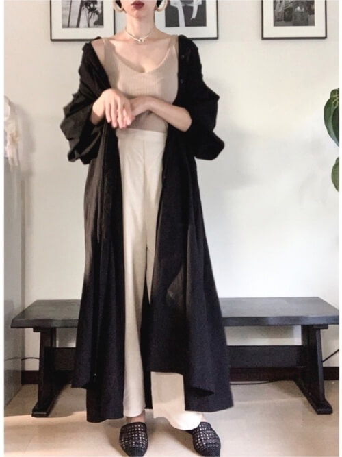 黒のスリッポン×黒のシャツワンピース×ベージュのタンクトップ×白のパンツ