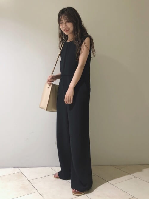 黒のオールインワン×ベージュのサンダル×ベージュのショルダーバッグ