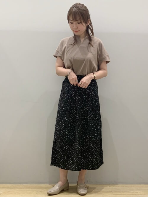 黒のスカーチョ×ベージュのTシャツ×ベージュのパンプス