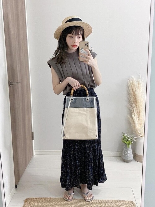 トートバッグ×グレーのリブニット×黒の花柄のスカート×シルバーのビーチサンダル