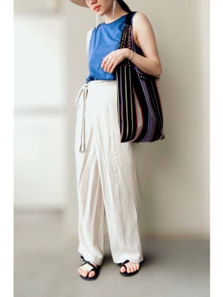 タンクトップ×白のワイドカシュクールパンツ×サンダルのアビスカラーコーデ