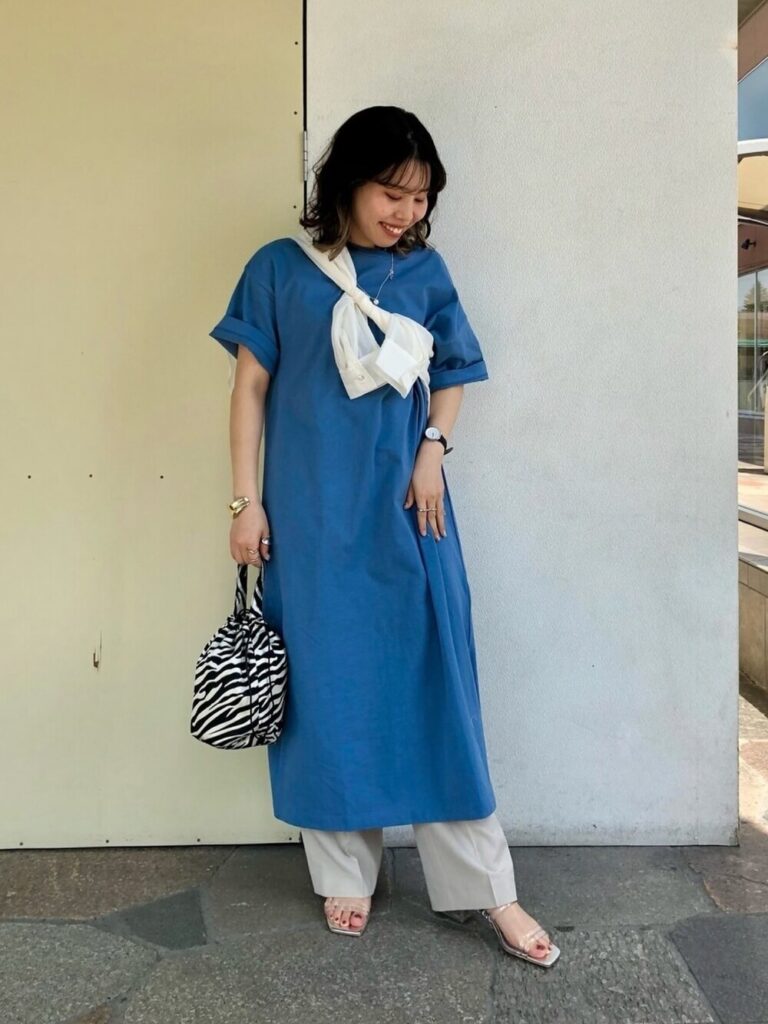 Tシャツワンピ×白のワイドパンツ×サンダルのアビスカラーコーデ