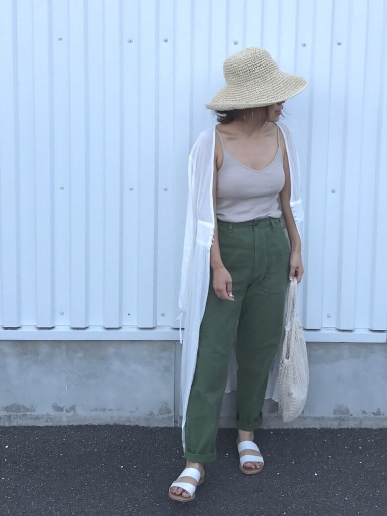 サマーガウン×ベージュのキャミソール×カーキのベイカーパンツ×白のサンダル