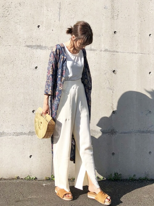 フリンジサンダル×花柄ワンピース×白のTシャツ×白のスリットパンツ×かごバッグ