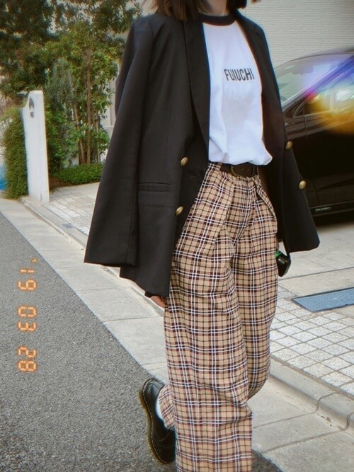 リンガーTシャツ×黒のジャケット×チェックのパンツ×黒のブーツ