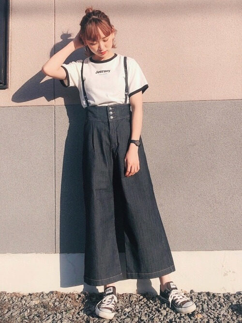 リンガーTシャツ×ワイドのハイウエストデニムパンツ×黒のスニーカー