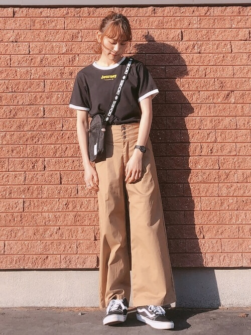 リンガーTシャツ×ベージュのワイドパンツ×黒のスニーカー×黒のショルダーバッグ