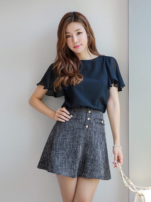 黒のキュロット×ネイビーのTシャツ×白のバッグ