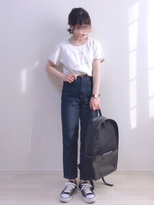 リンガーTシャツ×デニムパンツ×黒のスニーカー