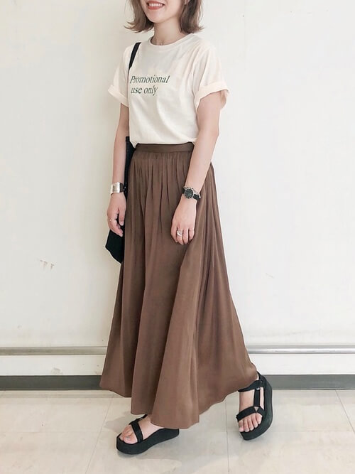 スポーツサンダル×ベージュのTシャツ×ブラウンのスカート