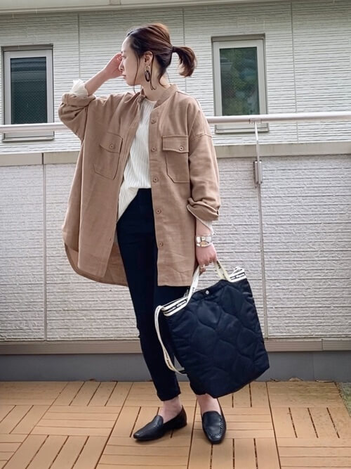 guスキニーパンツ×ベージュのオーバーサイズシャツ×白のブラウス×黒のパンプス