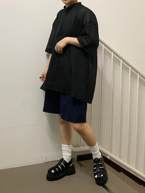 ネイビーのキュロット×黒のシャツ×黒の厚底グルカサンダル