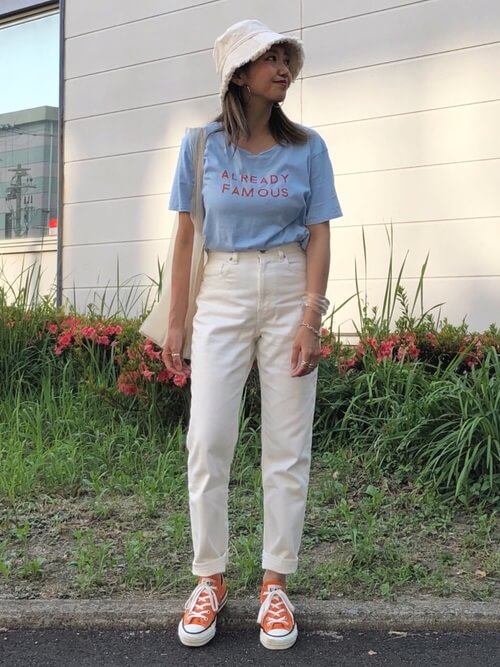 アイブルーのロゴTシャツ×白のデニムパンツ×オレンジのスニーカー
