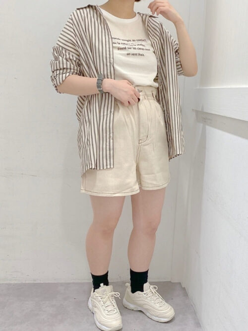 白のキュロット×ストライプシャツ×白のロゴTシャツ×白のスニーカー