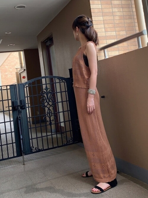 フリンジサンダル×ブラウンの編み柄タンクトップ×ブラウンの編み込みスカート