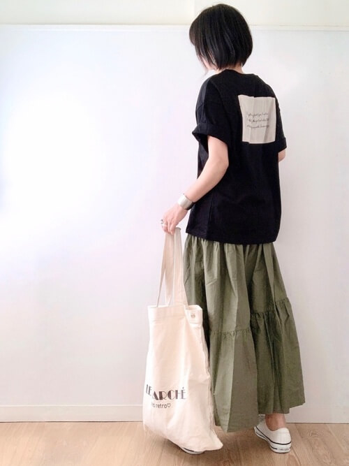 黒のロゴTシャツ×グリーンのティアードスカート×白のスニーカー×白のトートバッグ