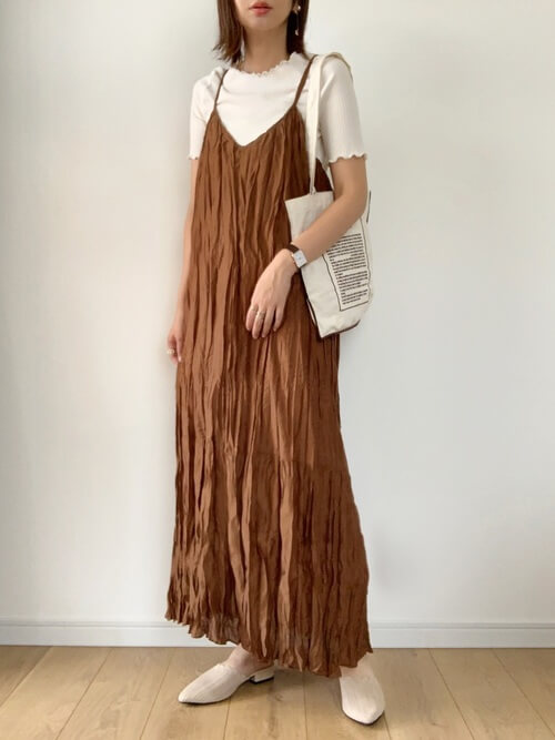 ミュール×ベージュのメロートップス×ブラウンのキャミワンピース