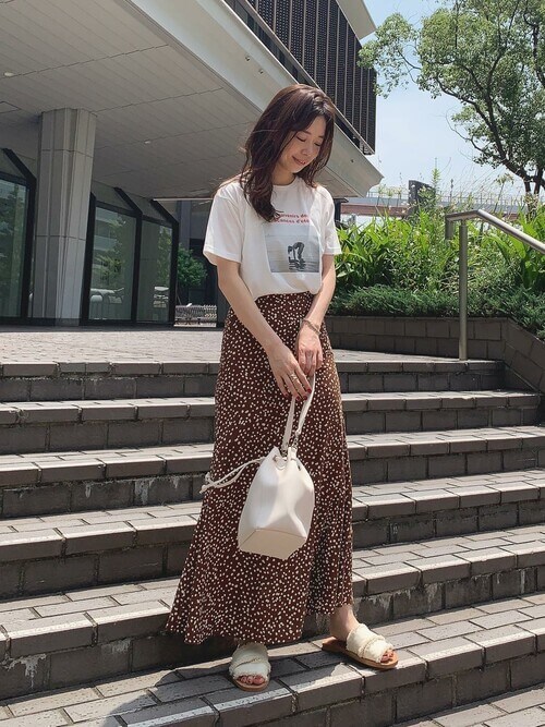 フリンジサンダル×白のプリントTシャツ×ドット柄スカート