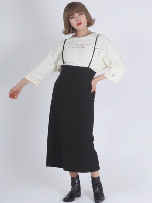 リンガーTシャツ×黒のサロペットスカート×黒のブーツ