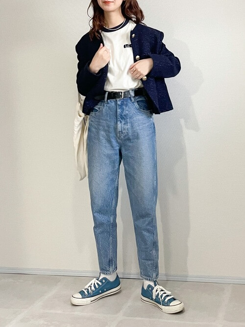 リンガーTシャツ×ネイビーのジャケット×デニムパンツ×ブルーのスニーカー