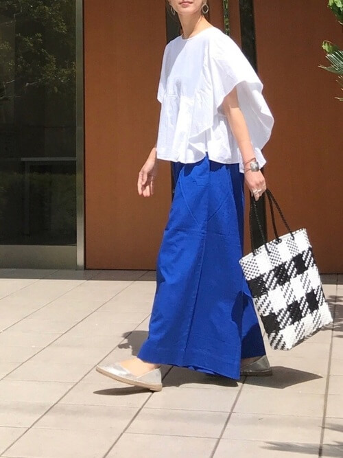 エスパドリーユ×白のブラウス×青のワイドパンツ