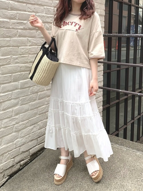 リンガーTシャツ×白のプリーツティアードスカート×白のサンダル×かごバッグ
