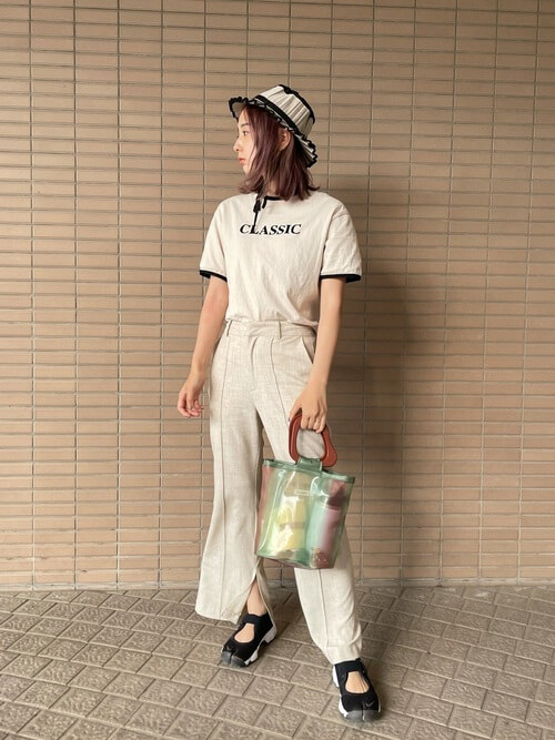 リンガーTシャツ×白のスリットパンツ×黒のサンダル×クリアバッグ