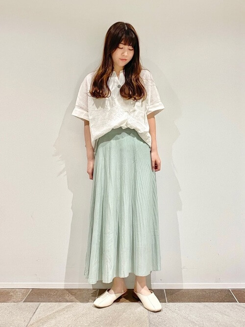 スキッパーシャツ×ミントカラーのプリーツスカート×ベージュのパンプス
