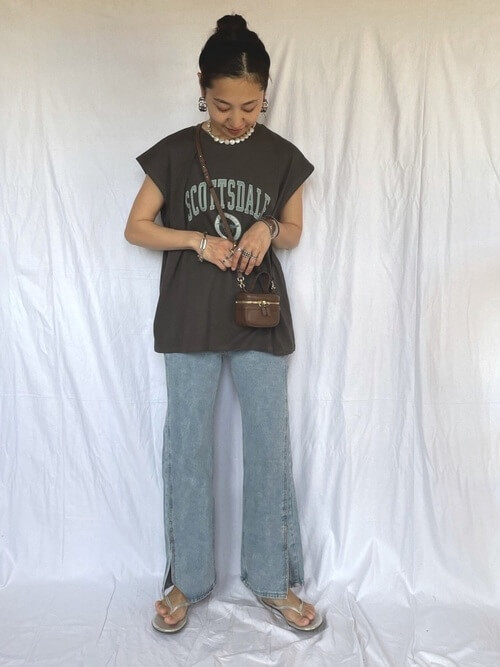 黒のロゴTシャツ×スリットデニムパンツ×シルバーのサンダル×ブラウンのショルダーバッグ