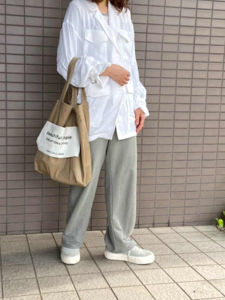 キャンバストートバッグ×白のミリタリーシャツ×グリーン系のワイドパンツ×グレーのスニーカー