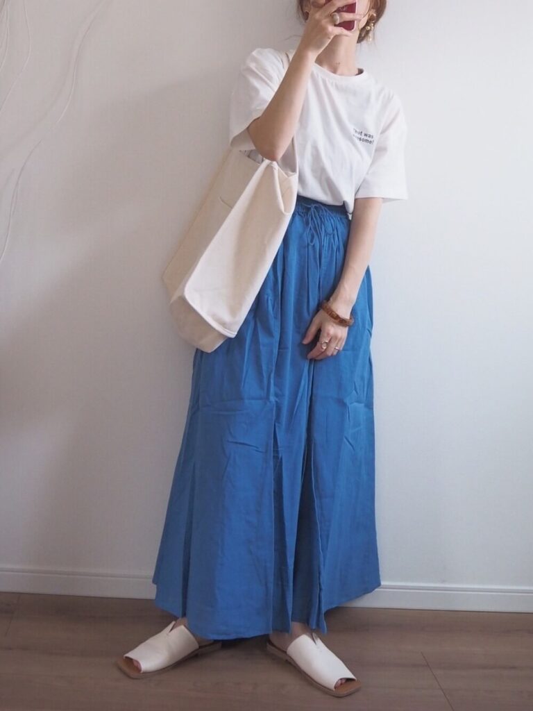 キャンバストートバッグ×白のオーバーTシャツ×青のマキシスカート×白のサンダル