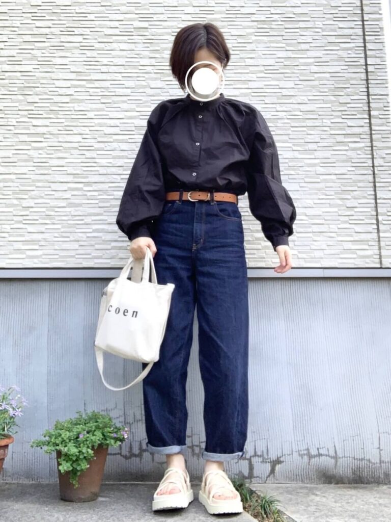 キャンバストートバッグ×黒のボリュームスリーブブラウス×デニムパンツ×白のサンダル