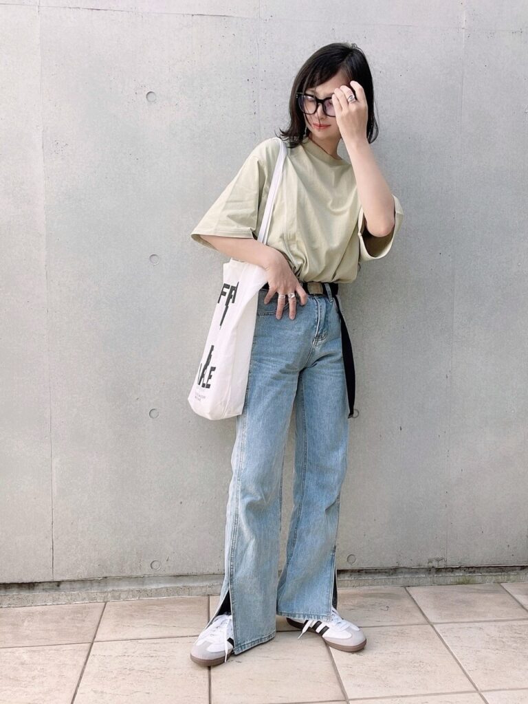 キャンバストートバッグ×グリーンのオーバーTシャツ×フレアスリットデニム×白のスニーカー