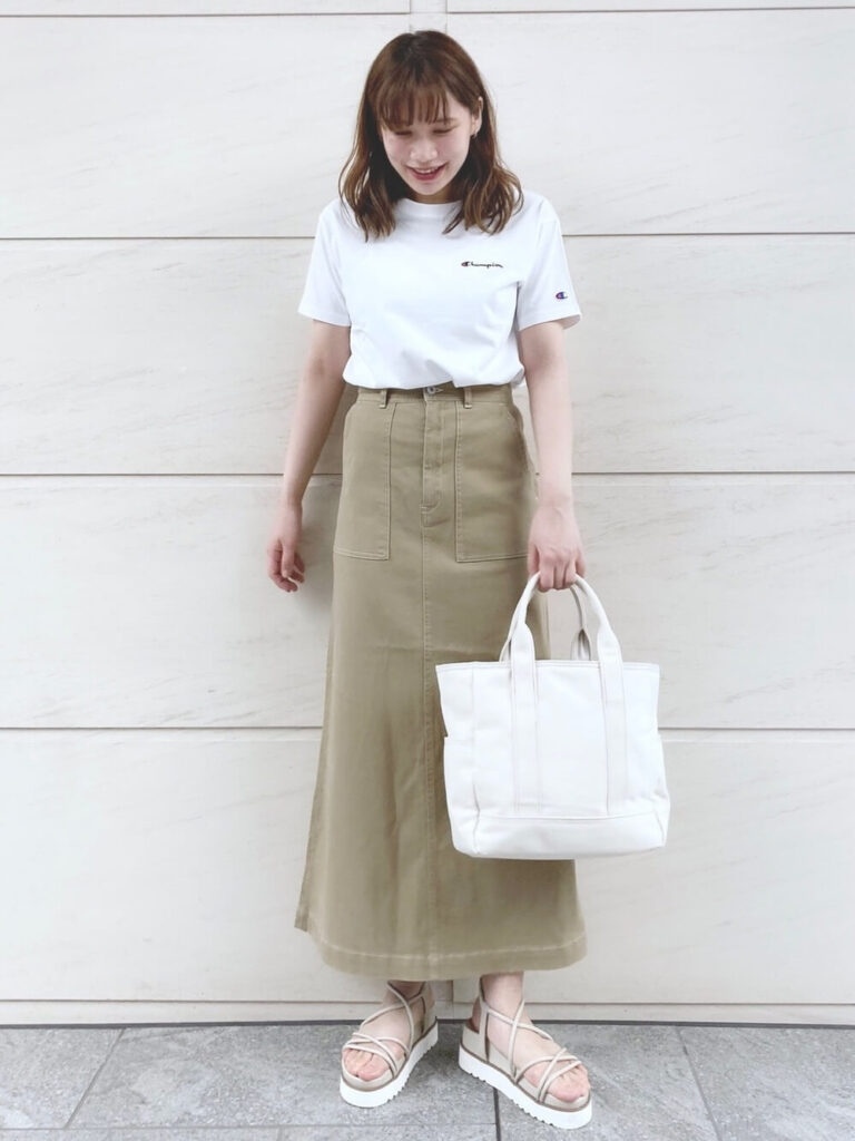 キャンバストートバッグ×白のTシャツ×ベージュのベイカースカート×グレーのサンダル