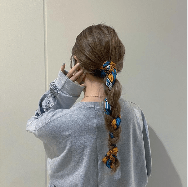 バンダナ・スカーフのヘアアレンジ：三つ編み