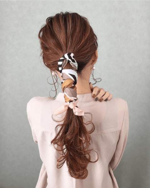バンダナ・スカーフのヘアアレンジ：１つ結び＋ワンカール