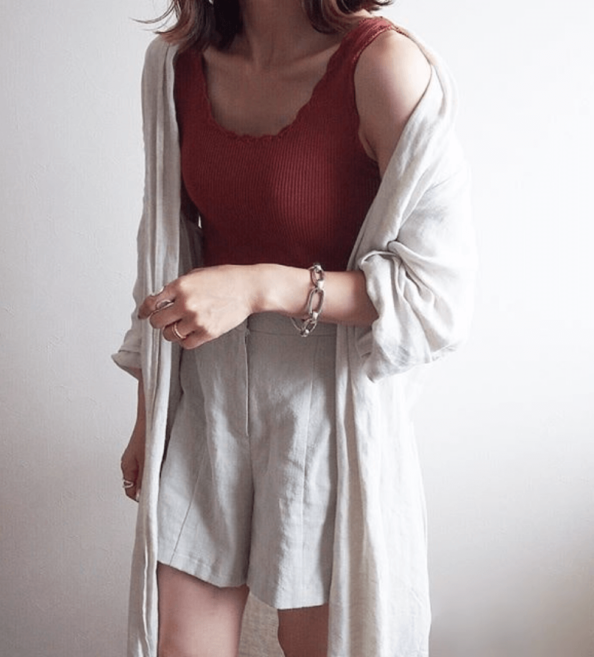 白のキュロット×白のシャツ×赤色のタンクトップ